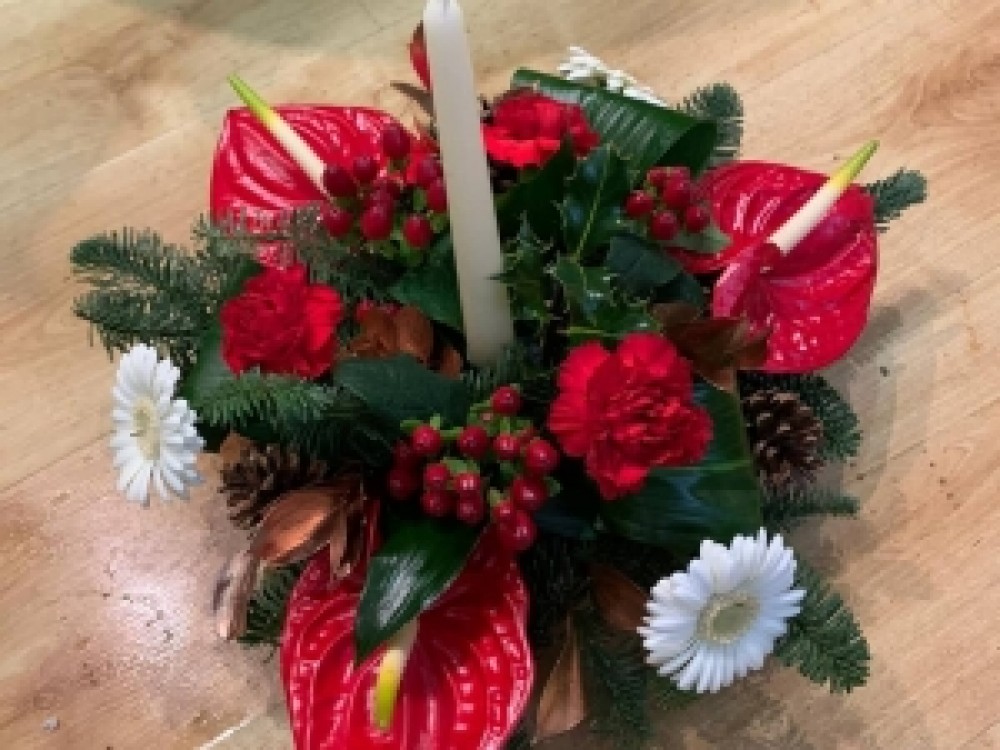 Modern Red & white candle Centrepiece 3